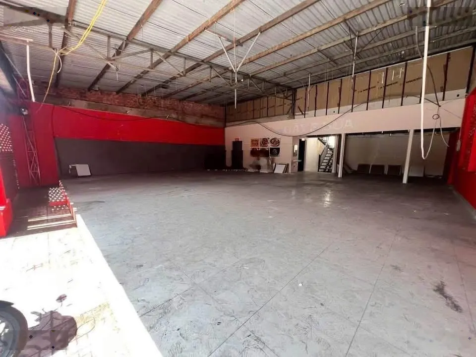 Cho thuê mặt bằng kinh doanh gần Ngã tư Thủ Đức. 13x15m
