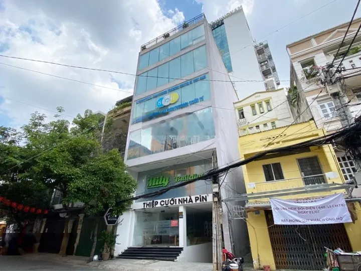 Cho thuê nhà mặt tiền Cách Mạng Tháng Tám, Quận 3. DT: 10x30m. 1 hầm, 1 trệt, 5 lầu. DTSD: 1.000m2