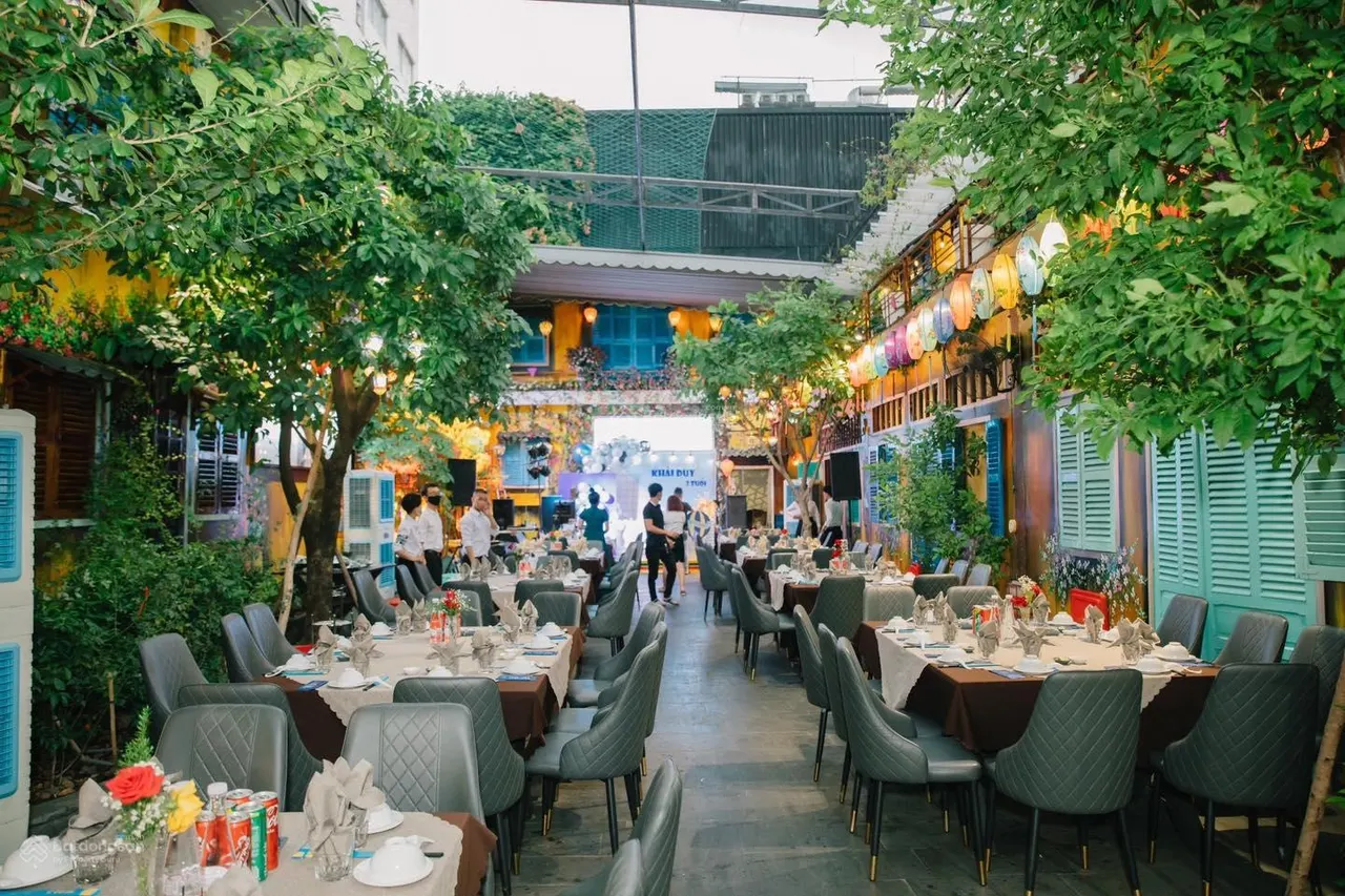 Cho thuê nhà góc 2 mặt tiền Hồ Hảo Hớn, Quận 1. DT: 10x30m, 1 trệt, 1 lầu. DTSD: 600m2