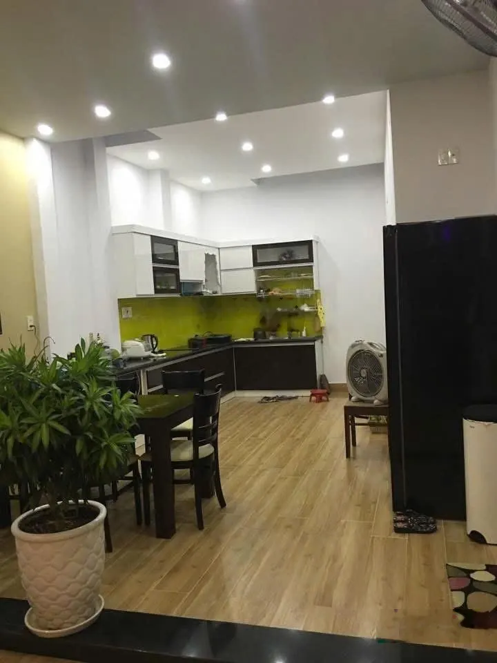 Cho thuê nhà đường Hoàng Văn Thụ, Nha Trang - 72,8m2, 3 tầng, đường 16m, gần biển; giá thuê 24 tr/t