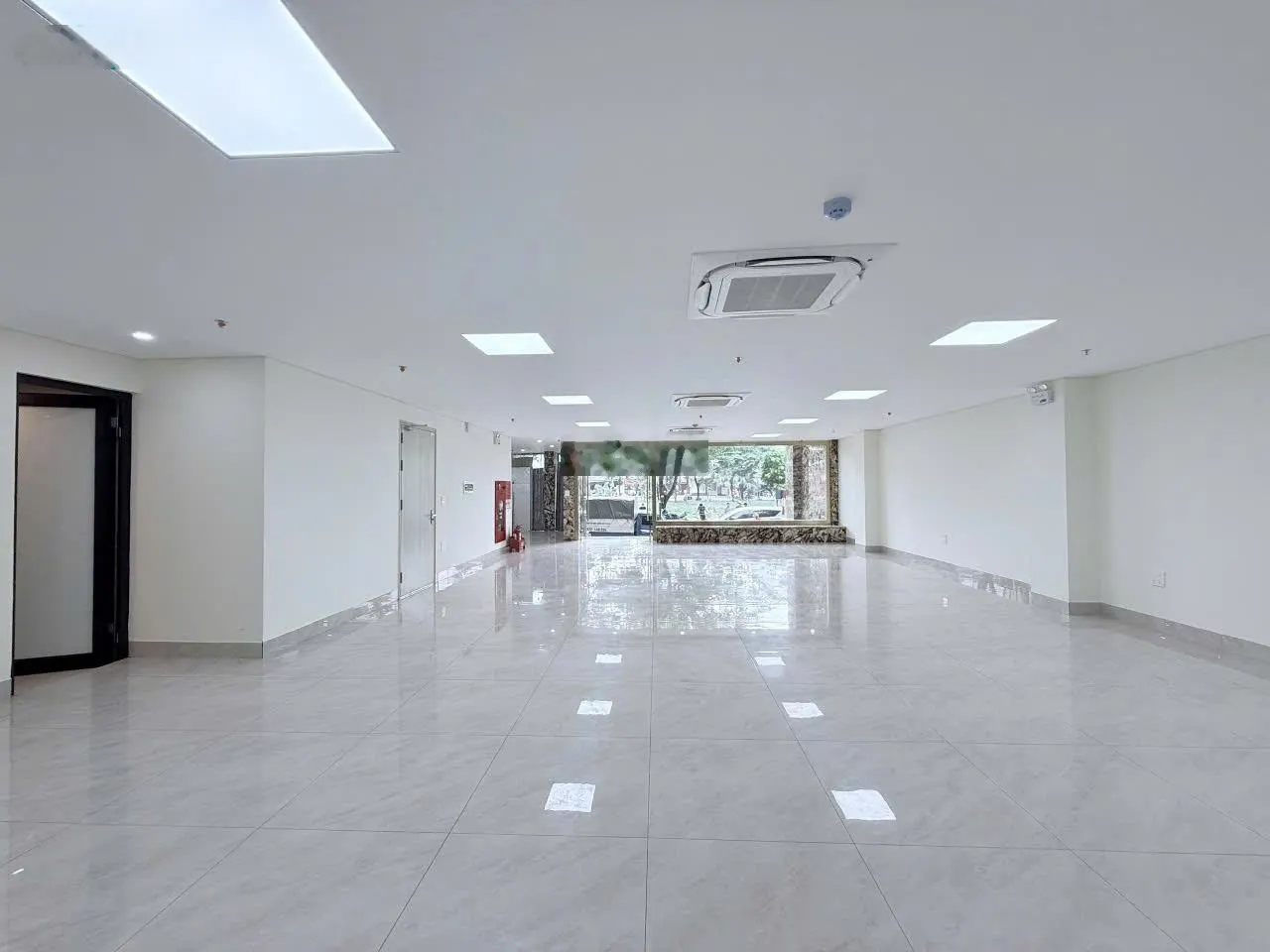 Cho thuê tòa nhà kính 3 mặt thoáng, vị trí mặt phố Vũ Tông Phan, Quận Thanh Xuân, Hà Nội