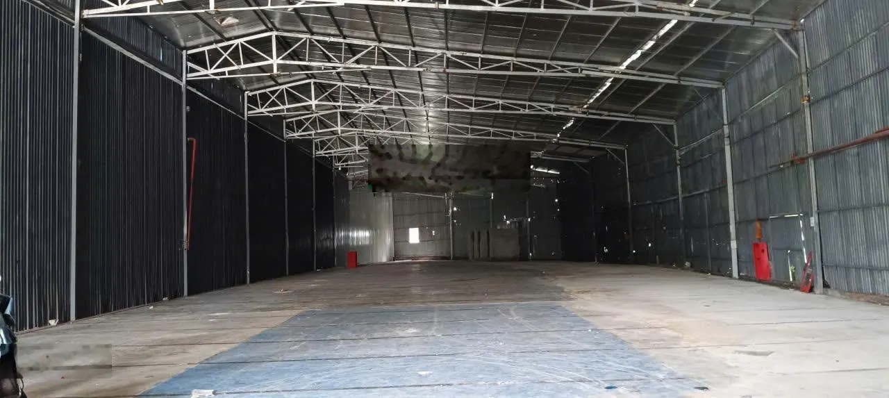 Cho thuê kho đường Phú Diễn, Từ Liêm, HN. DT 900m2, cao 7m, có điện 3fa, công đỗ cửa. Giá 100k/m/th