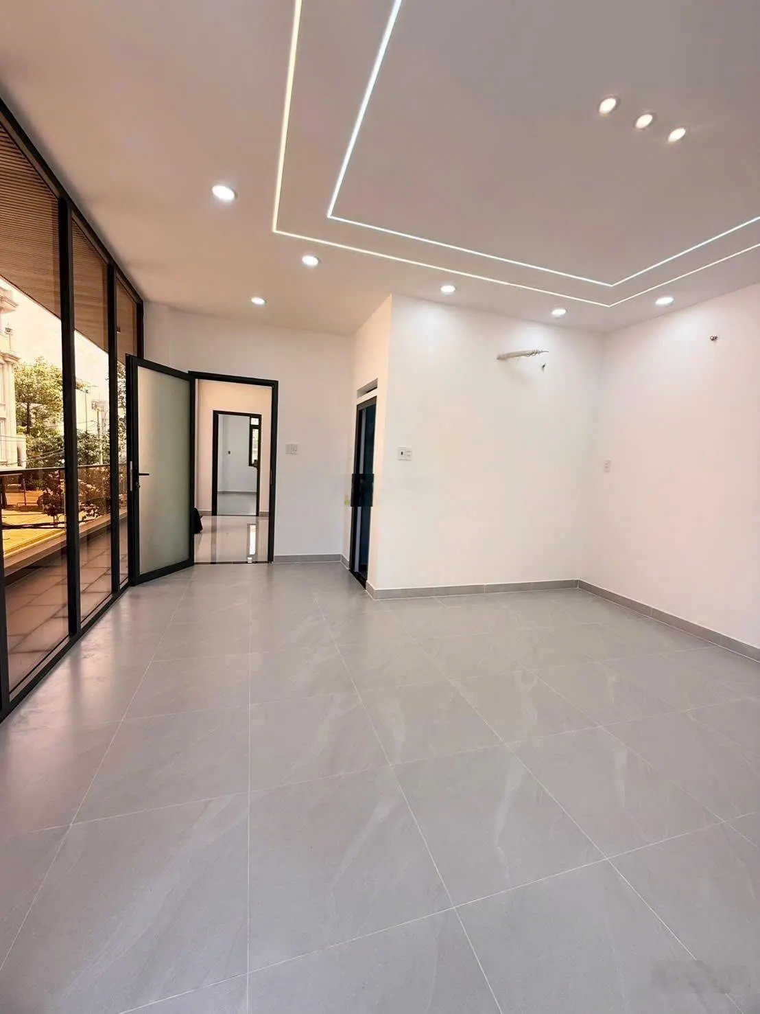Nhà đẹp góc 2 MT đường 20m khu Ao Sen 5x20m 4 tầng 6PN 7WC gần công viên, AEON Mall