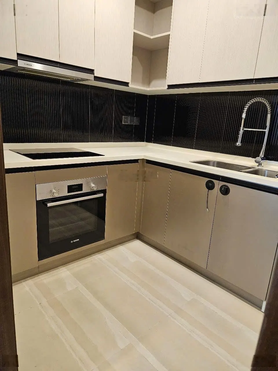 Cho thuê 3 phòng ngủ full nt D'Edge Thảo Điền, giá tốt, view sân vườn, thang riêng, sảnh riêng.