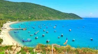 LÔ ĐẤT BIỂN – MỞ MẮT LÀ THẤY SÓNG, TỐI NGỦ NGHE BIỂN RU Bạn đang tìm một nơi vừa ở sướng – vừa đầu tư có lời? Xin mời “ứng cử viên sáng giá” đây Vị trí: khu vực Xã Vạn Long – trung tâm phát triển mạnh, tiềm năng tăng giá rõ rệt Diện tích