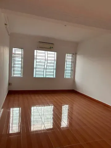 Nhà độc lập dân xây chắc chắn – trang quan 3 – ô tô đỗ cửa ngày đêm