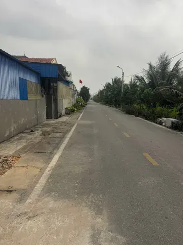 BÁN LÔ ĐẤT MẶT ĐƯỜNG TRỤC CHÍNH PHƯỜNG BẠCH ĐẰNG.l/h:076••••90 em Thuý (Thủy Nguyên Hải Phòng)– VỊ TRÍ ĐẸP, DỄ KINH DOANH Diện tích: 91m² Mặt đường trục rộng 6m, hai ô tô tránh nhau thoải mái, giao thông thuận tiện. Ưu điểm nổi bật: Đất vuông vắn