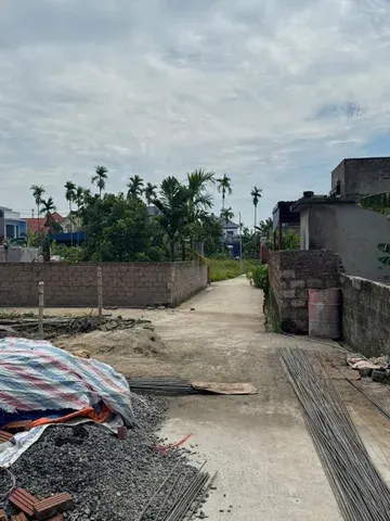 Chủ gửi lô đất tại tdp Hoàng Động - Phường Thiên Hương.L/h:076••••90 em Thuý Diện tích : 79m vuông ( ngang 4,33m ) Hướng Nam cực mát mẻ Ngõ oto , xung quanh dân cư đông đúc , gần kcn Nam Cầu Kiền . Đầu tư hay mua xây nhà trọ quá