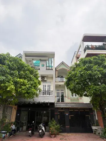 Cực hiếm MTKD nhà 3 tầng ngay vinvom 550 DT 100M2 full thổ cư đường rộng 24M