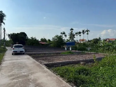 Chỉ còn 2 lô cực đẹp, Hoà Bình, Thuỷ Nguyên, Hải Phòng.l/h:076••••90 em Thuý - Vị trí trung tâm, ngõ ô tô đỗ cửa - Đi dự án Vlasta, TT thương mại Núi Đèo chỉ vài trăm mét - Phù hợp đầu tư, xây nhà ở định cư lâu dài - Hướng : Tây Nam . Giá : 1 t