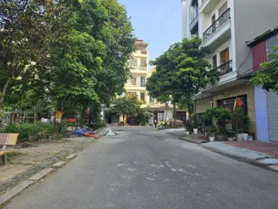 BÁN ĐẤT GIÃN DÂN KHU 3 ĐẠI PHÚC – TP BẮC NINH. VIEW NHÌN VƯỜN HOA – KHÔNG LỖI Vị trí đẹp thuộc khu 3 Đại Phúc, dân cư đông đúc, văn minh Lô đất view trực diện vườn hoa, không gian thoáng mát, cực kỳ đáng sống và làm việc. Diện tích: 73,3m²