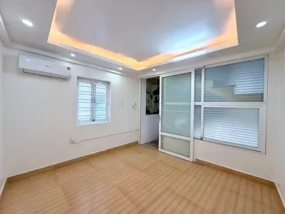 Hiếm ngõ;261.trần nguyên hãn - lô góc 2 mặt - ngõ 4M ô tô - 2.68 tỷ vị trí: ngõ 261 TNH - lê chân, giữa trần nguyên hãn & vũ chí thắng DT: 29.4M2 sổ = thực tế - MT 3M nở hậu 3.39M x dài 9.4M kết cấu: nhà gốc dân xây độc lập 2.5 tầng - xây 5-10 nă