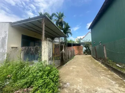 NHÀ GIÁ MỀM – PHÙ HỢP VỢ CHỒNG TRẺ RA RIÊNG Nhà thuộc khu Nghĩa Dõng cũ, cách đường chính chỉ khoảng 30m Đường ô tô đến tận nhà, khu dân cư hiện hữu, yên tĩnh Diện tích: 5 x 30 (150m²) Giá bán: 990 triệu