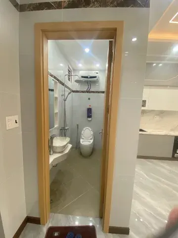 Siêu phẩm nhà xây mới 4 tầng mặt đường thư trung 2 , nhà 2 mặt tiền , mặt tiền to , vỉa hè rộng , kinh doanh j cũng được .....móng cọc khoan nhồi , nhà xây chắc chắn , có thang máy dễ di chuyển .