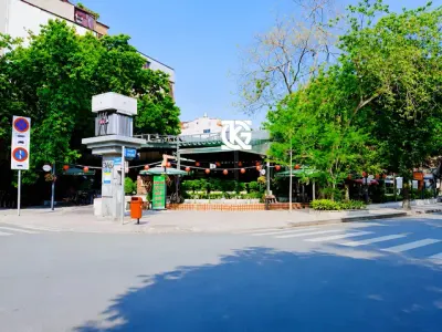 Cho Thuê Nhà GÓC 2MT: 104 Yersin + Nguyễn Thái Bình - Quận 1 - 20x40m, 2 tầng
