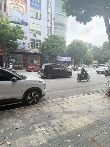 BÁN NHÀ MẶT ĐƯỜNG NGUYỄN TRÃI Vị trí: Đường Nguyễn Trãi * Diện tích: 70m² * Mặt tiền: 4m * Hướng: Đông Bắc Giá bán: 12,ty x Phù hợp để ở, kinh doanh, mở văn phòng, cửa hàng hoặc đầu tư Liên hệ để xem nhà và làm việc trực tiếp.