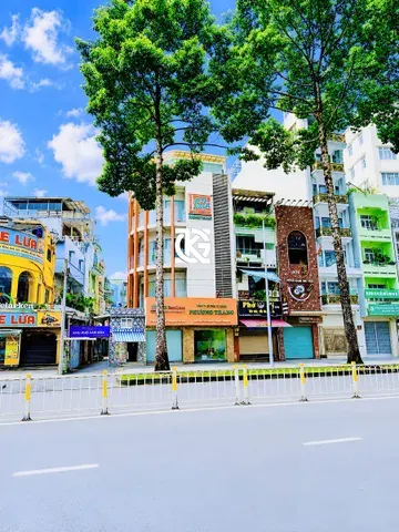 Cho Thuê Nhà GÓC 2MT: 223 Trần Hưng Đạo - Quận 1 - 7.2x23m, 5 tầng, thang máy