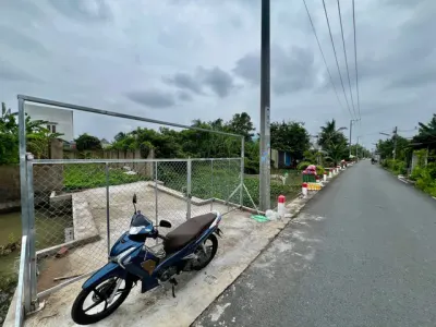 Nền Thổ cư Hẻm 12B Nguyễn Truyền Thanh, P. Bình Thủy (Thông Võ Văn Kiệt- Lê Hồng Phong & KDC Ngân Thuận): • Lộ nhựa ô tô tới nền. • DT sổ: 5m x 20m = 90m² (Thổ cư 100%). • DT thực tế: 5m x 23m (~115m²). • Pháp lý: Sổ hồng hoàn chỉnh. • Giá: 1,750 tỷ