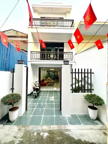 Bán nhà 3 tầng xây độc lập - sân cổng riêng Trần Nguyên Hãn - Giá 3,48 tỷ .