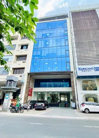 Cho thuê tòa văn phòng nguyên căn vị trí đẹp khu dịch vọng hậu 150m, 8 tầng + 1 hầm 150tr