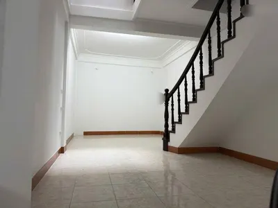 Cho thuê nhà mặt ngõ trần khát chân, hai bà trưng, 37m x 4 tầng kinh doanh, giá 15 triệu
