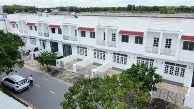 Nhà phố 1 trệt 1 lầu đang có hđ thuê 10 triệu/tháng, sổ sẵn công chứng ngay, ngon luôn