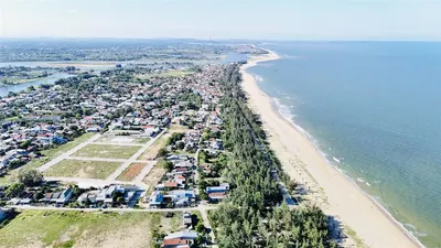 Lô đất biển đẹp trục chính giá khá tốt, full thổ cư ra biển hơn 50m quá ổn áp