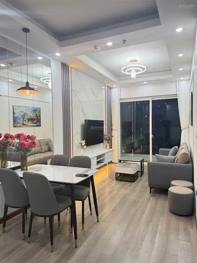 2,4 tỉ cho một căn 2 ngủ 2 vs 76m2, full nội thất còn mới, chung cư nằm ngay trục đường chính hqv