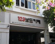 Cho thuê nhà Bùi Bằng Đoàn, PMH Q7. 6 x 18,5m 3 lầu. Giá 32 tr/th. LH: Đăng Khôi 0961 830