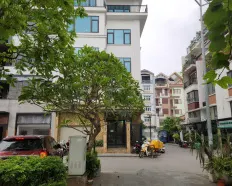 Cho thuê biệt thự sân vườn ngay khu đô thị đường Hoàng Quốc Việt 200m2x5T, thang máy