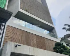 Cho thuê nguyên căn đường Huỳnh Văn Bánh, P. Phú Nhuận. DT: 9x20m. 1 trệt - 5 lầu. Thang máy.