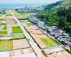 Quang Vinh chào bán nhà và đất. 256m2 thổ cư ngay bãi tắm thắng cảnh Hang Cau đường ô tô