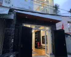 Nhà 3 tầng vị trí kinh doanh, kiệt ô tô K83/ Huỳnh Ngọc Huệ. DT 64m2 ngang gần 5m