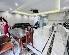 Cho thuê nhà Lạc Long Quân - Tây Hồ: 200m2 4 tầng thang máy có sân vườn, nội thất cao cấp, 45tr/th