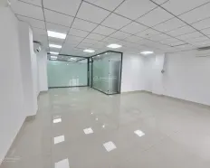 Cho thuê văn phòng Vạn Phúc 7x20m, ngăn sẵn vách kính, máy lạnh, vị trí đẹp, giá 14tr/tháng.