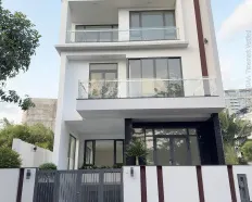 Cho thuê nhà mới 100% ngay đường N3, DT 10x18m. Hầm 4 lầu. Sàn trống suốt. Giá 95tr/tháng