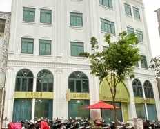 Cho thuê VP Vĩnh Khánh, 130m2, ngăn sẵn 4 phòng, có khu pantry, có sân rộng đậu xe hơi