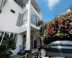 Cho thuê nhà nguyên căn hẻm 8m thông đường Cửu Long. DT: 8x20m. 1 trệt 3 lầu. Sẵn máy lạnh