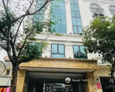 Cho thuê tòa ốp kính Nguyên Hồng - Láng Hạ: 90m2 x 7 tầng, thông sàn, thang máy. Giá thuê 50tr/th
