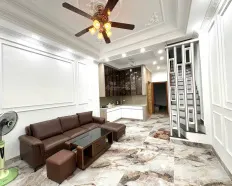 Cho thuê nhà Văn Cao, Liễu Giai, Ba Đình | Nhà 6 tầng, có thang máy