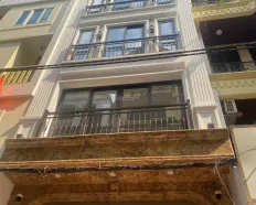 Cho thuê nhà mới phố Lạc Long Quân 50m2, 8 tầng, mặt tiền 4,2m, thang máy, thông sàn. Giá 30tr/th