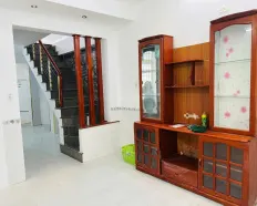 Cho thuê nhà kiệt Lê Độ gần mặt đường, trước nhà đường rộng 4m để được mấy xe, giá chỉ 10tr/ tháng.