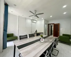 Văn phòng Vạn Phúc 25m2 có ban công, sẵn nội thất, có t. máy máy lạnh, hầm xe, WC riêng. Giá 7,5tr