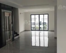 Cho thuê nhà ở 6 tầng ở Hồ Tùng Mậu,2 mặt tiền,thang máy, vỉa hè, ô tô đỗ trước sau nhà.
