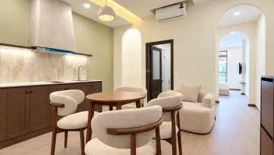 Cho thuê căn hộ Quận 3 gần nhà thờ Tân Định, gần hồ con rùa có ban công, thang máy full nội thất