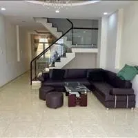 Cần Bán Căn Nhà tại KQH GoldenHill Nguyễn Trung Trực, Đà Lạt đường xe hơi đậu trước nhà