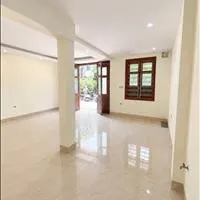 Chỉ 8 triệu/tháng – nguyên căn Hoàng Quốc Việt, 2PN, sân rộng, ô tô đỗ cửa