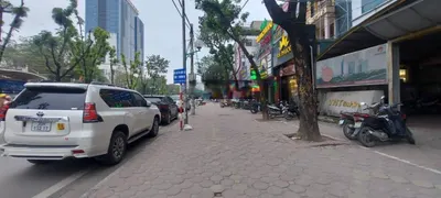 Cho thuê nguyên căn, vị trí đẹp lô góc đường 2oto tránh thoải mái.Dt 1000m 6T mt70m giá 400tr/1thg