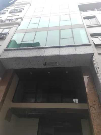 Cho thuê nhà riêng tại Bạch Mai, Hai Bà Trưng 140m2 9 tầng, MT 9m ốp kính có thang máy, 130 tr