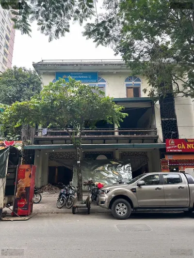 Chính chủ nhờ cho thuê nhà mặt phố Nguyễn Khuyến. Diện tích 200m2 x 4 tầng, mặt tiền 12m.